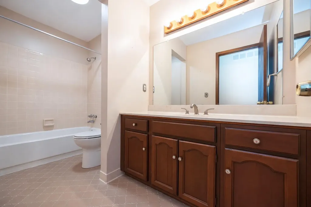476 Coldiron Drive Rochester Hills City MI 48307