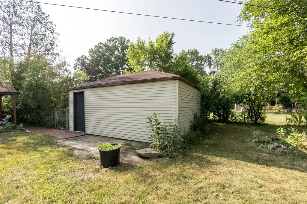 18951 Sunset Street Livonia City MI 48152
