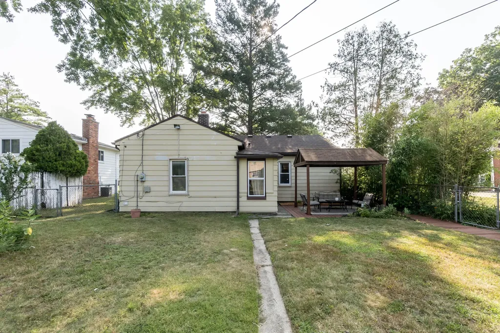 18951 Sunset Street Livonia City MI 48152