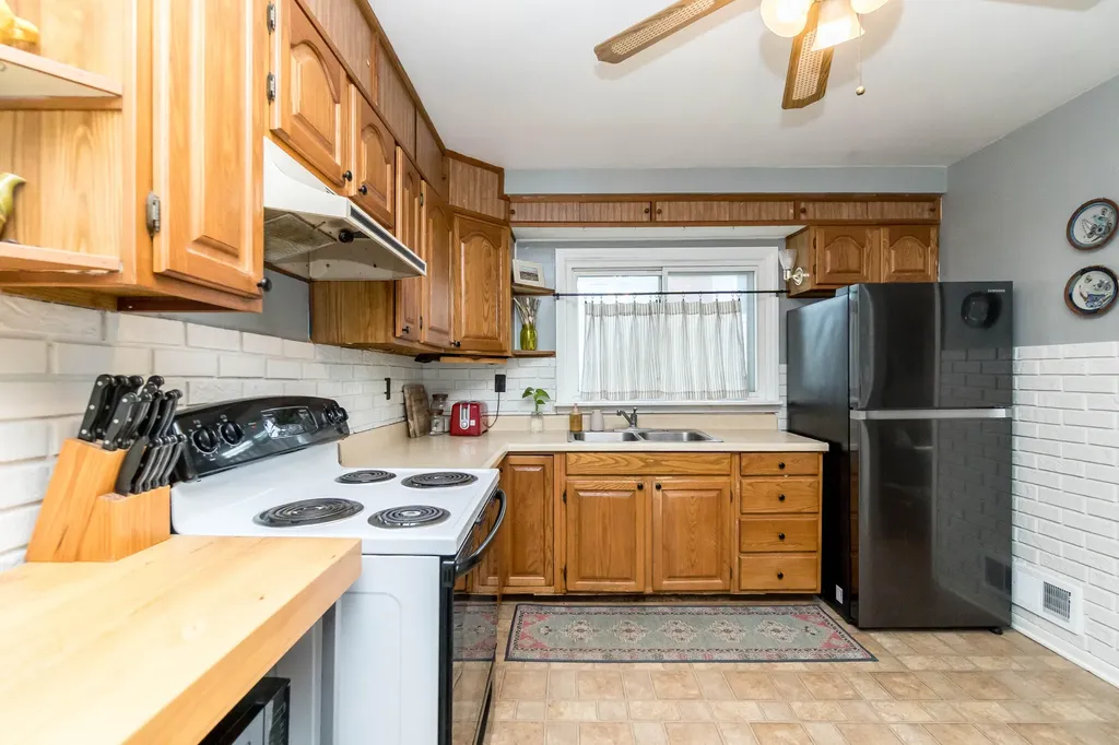 18951 Sunset Street Livonia City MI 48152
