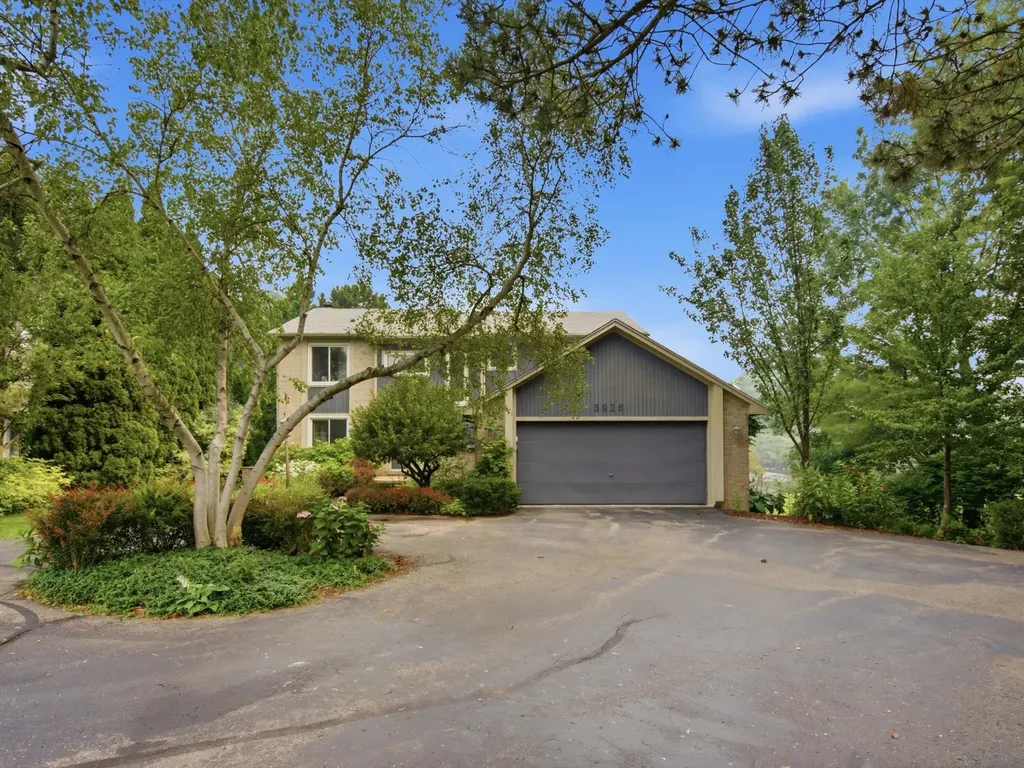 3926 Lakes Edge Drive Commerce Charter Township MI 48382