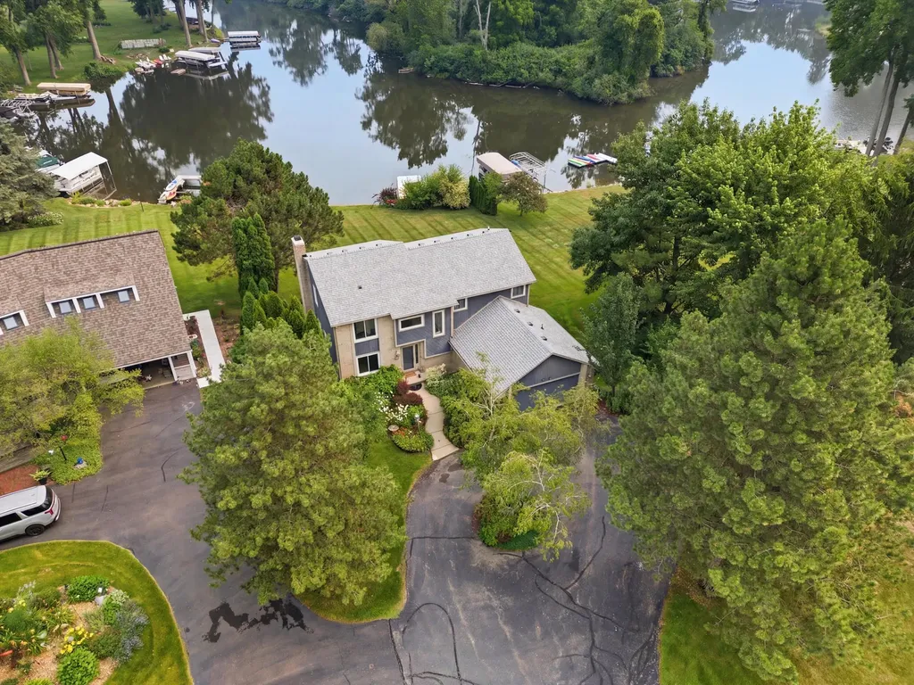 3926 Lakes Edge Drive Commerce Charter Township MI 48382