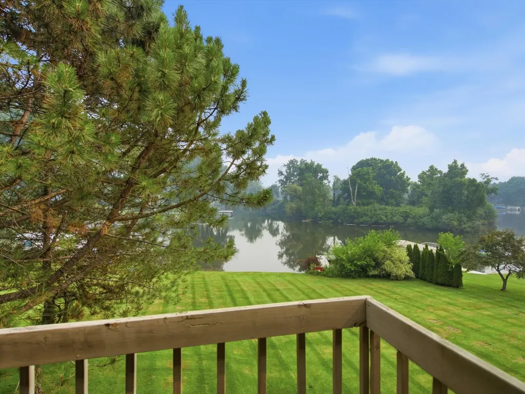 3926 Lakes Edge Drive Commerce Charter Township MI 48382