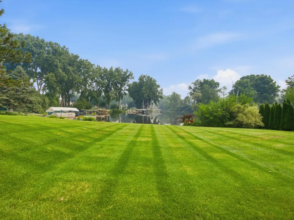 3926 Lakes Edge Drive Commerce Charter Township MI 48382