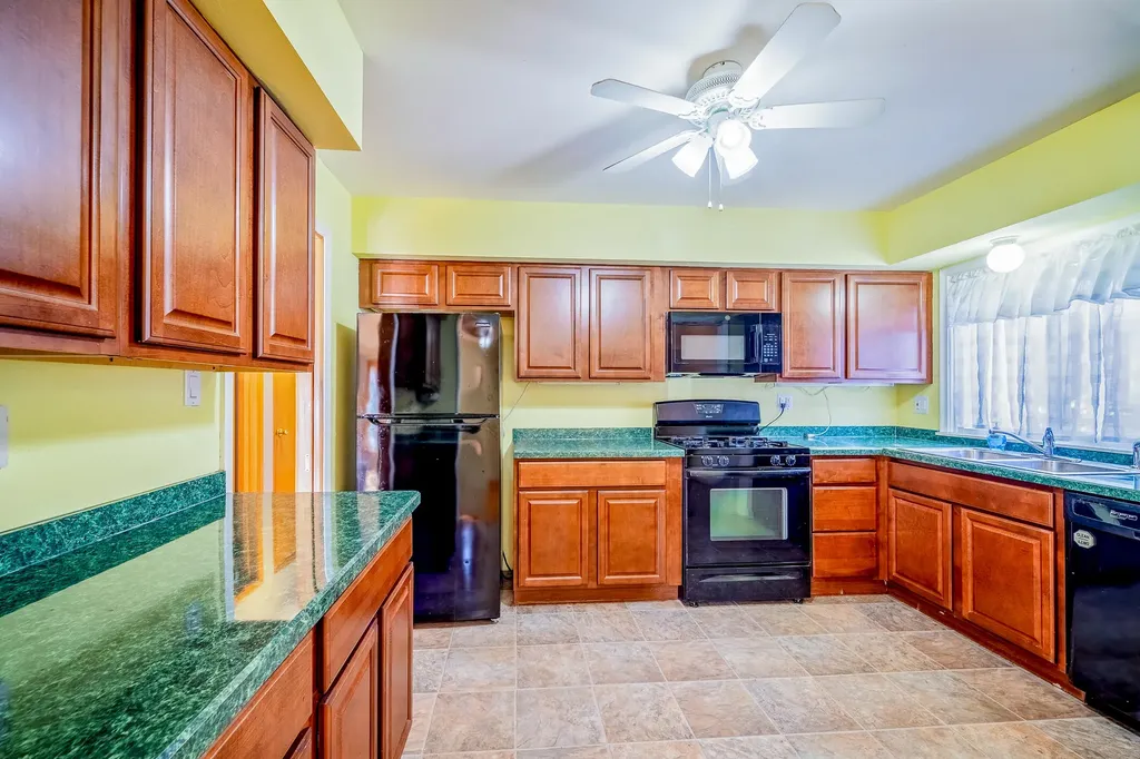 2910 Parkwood Street Trenton City MI 48183