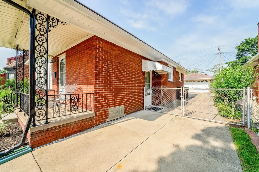 2910 Parkwood Street Trenton City MI 48183
