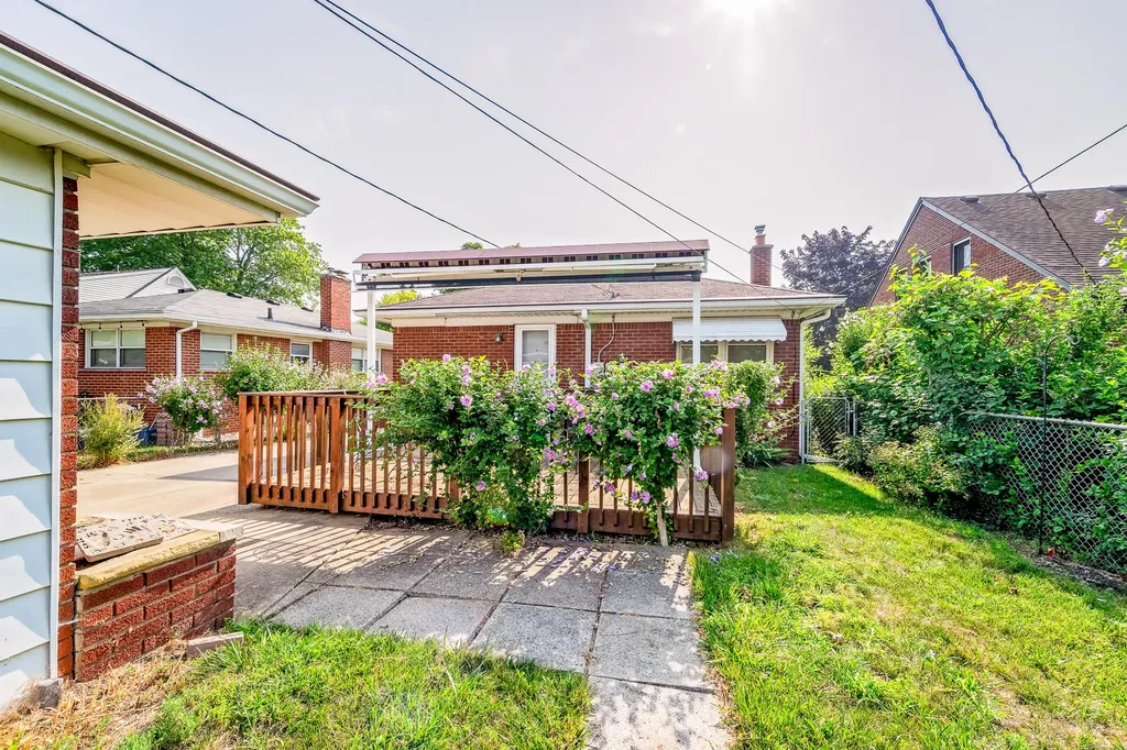 2910 Parkwood Street Trenton City MI 48183