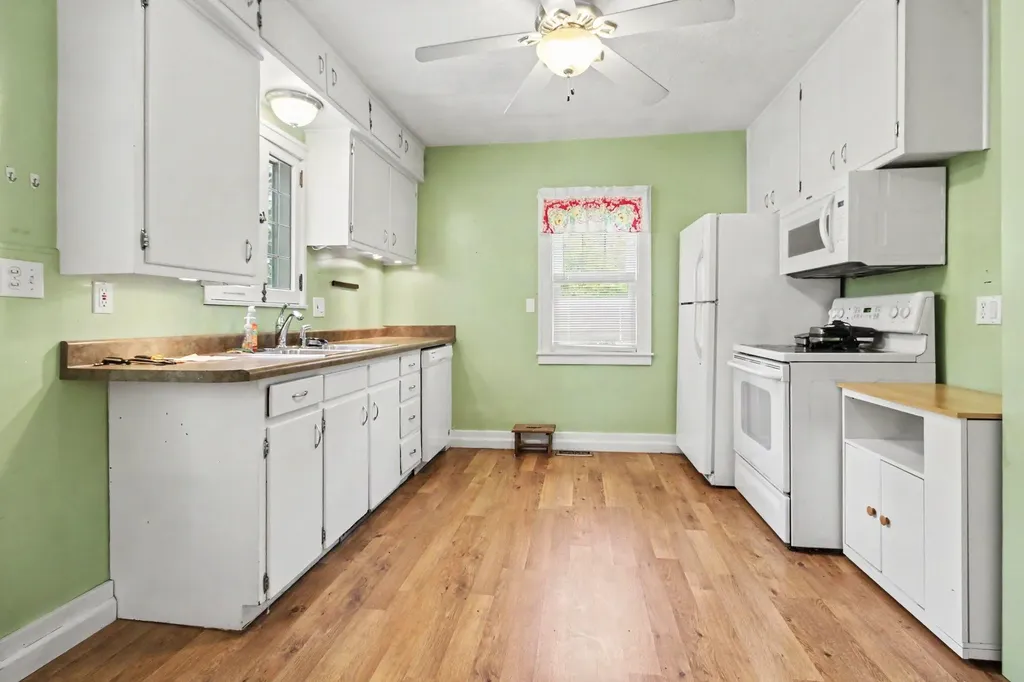 35229 Atlas Street Romulus City MI 48174
