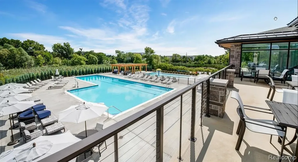 2752 S Spurway Drive Ann Arbor City MI 48105