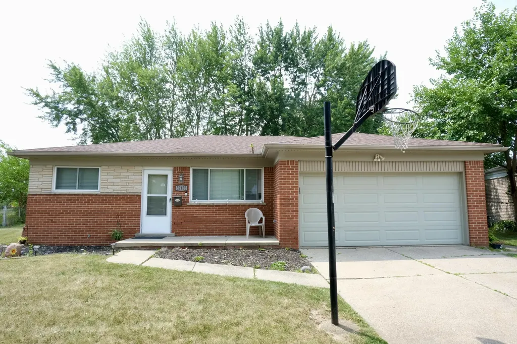 32155 Columbus Drive Warren City MI 48088