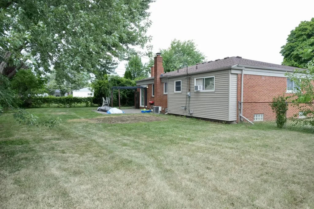 32155 Columbus Drive Warren City MI 48088