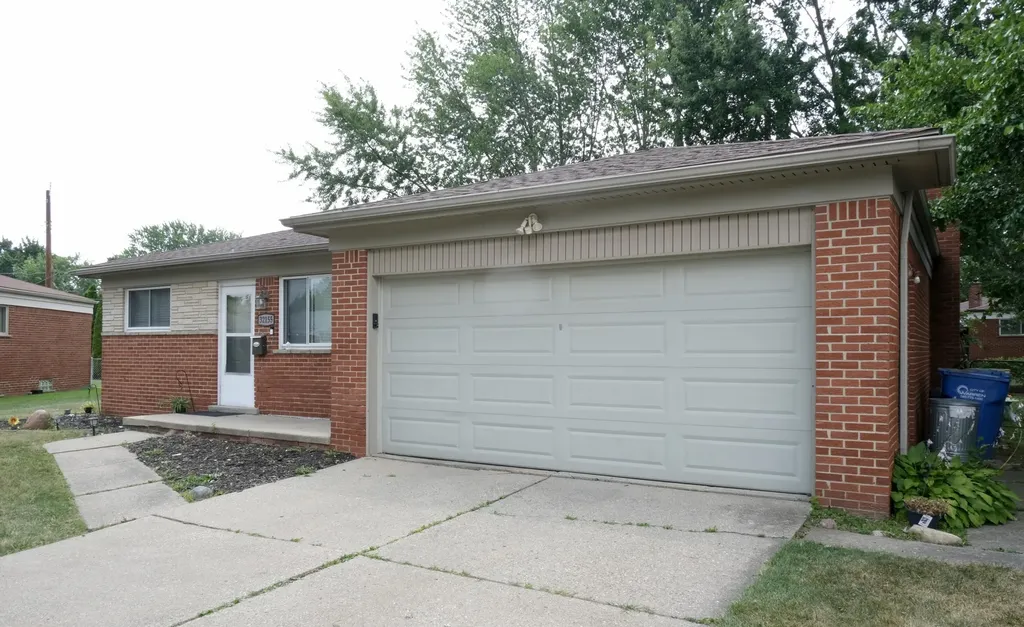 32155 Columbus Drive Warren City MI 48088