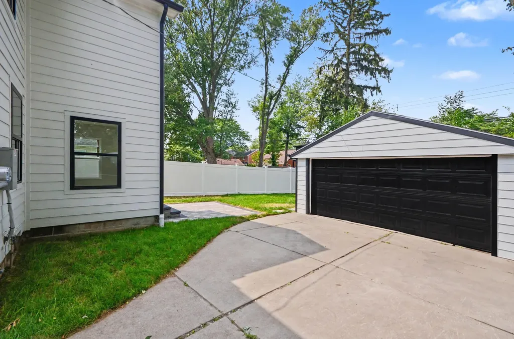 10810 Hart Avenue Huntington Woods City MI 48070
