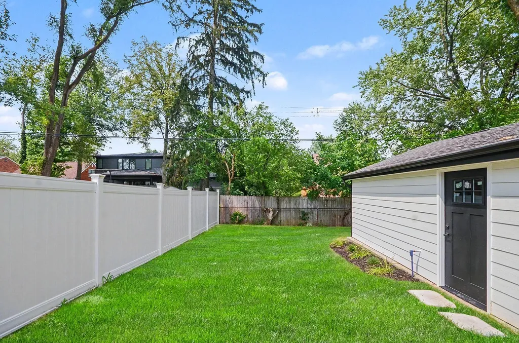 10810 Hart Avenue Huntington Woods City MI 48070