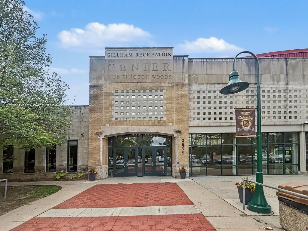 10810 Hart Avenue Huntington Woods City MI 48070