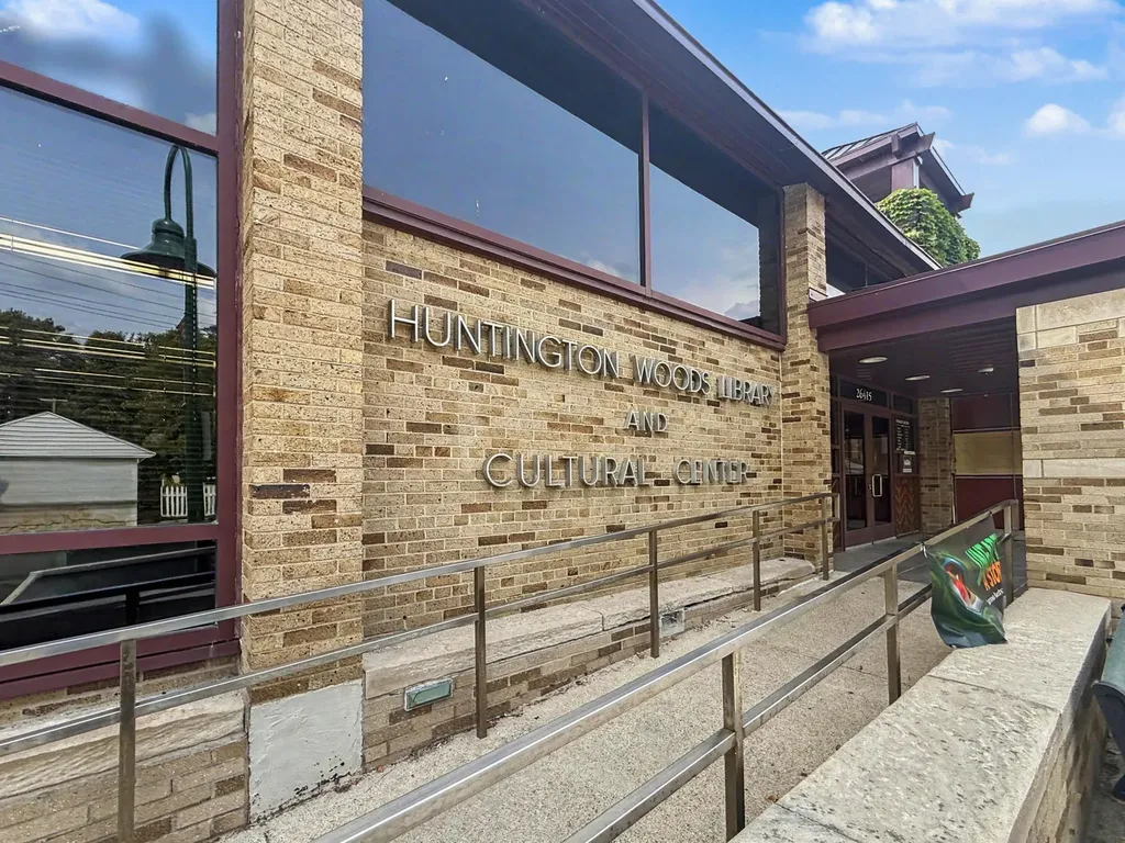 10810 Hart Avenue Huntington Woods City MI 48070