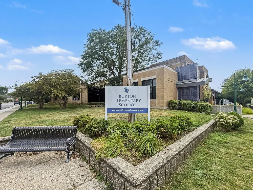 10810 Hart Avenue Huntington Woods City MI 48070