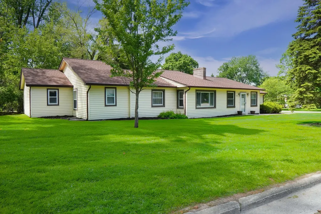 1322 Desiax Avenue Bloomfield Charter Township MI 48302