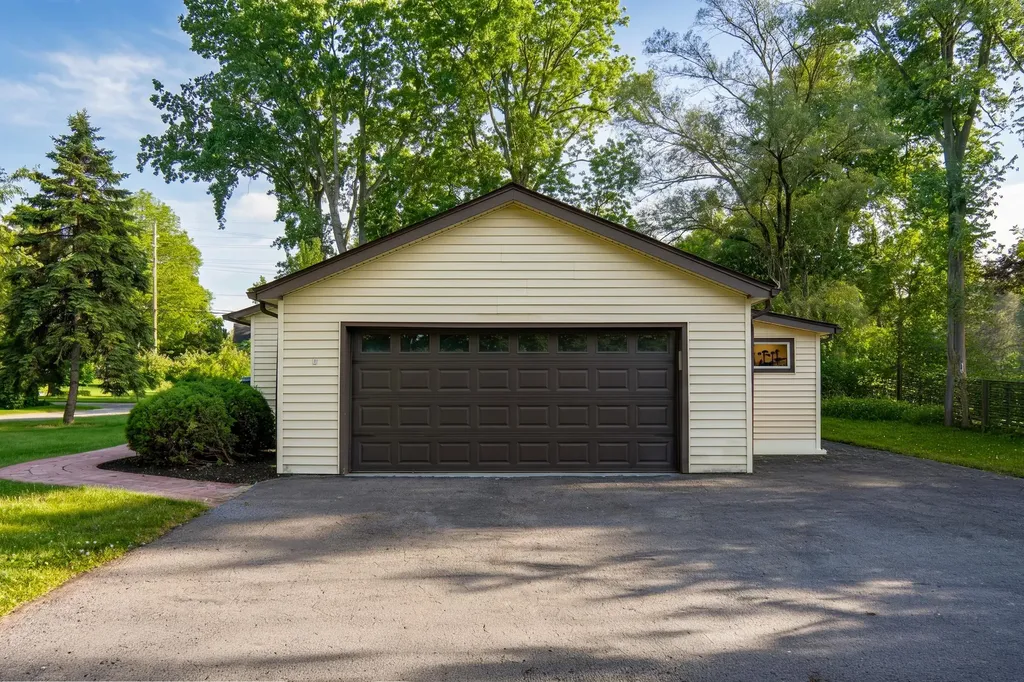 1322 Desiax Avenue Bloomfield Charter Township MI 48302
