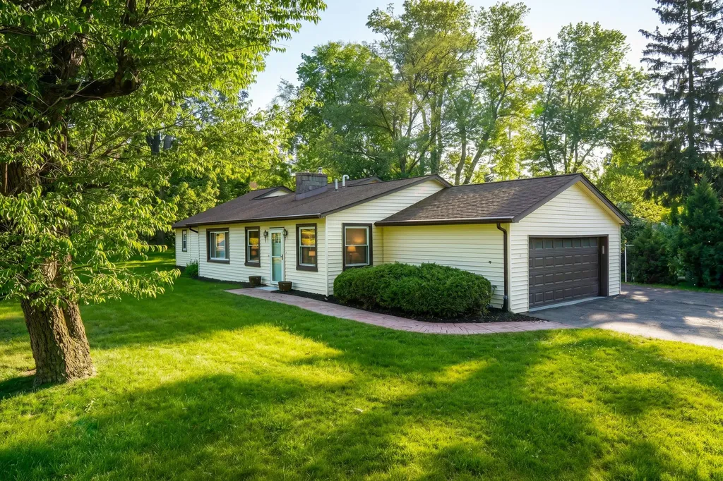 1322 Desiax Avenue Bloomfield Charter Township MI 48302