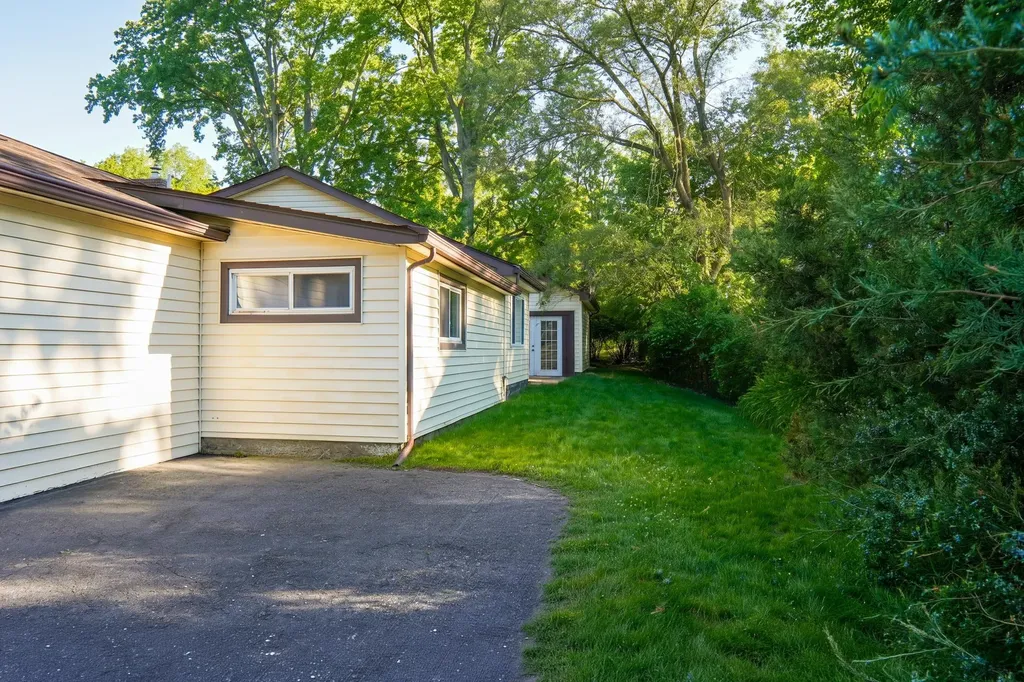 1322 Desiax Avenue Bloomfield Charter Township MI 48302