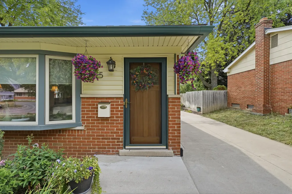 615 Elizabeth Street Rochester City MI 48307