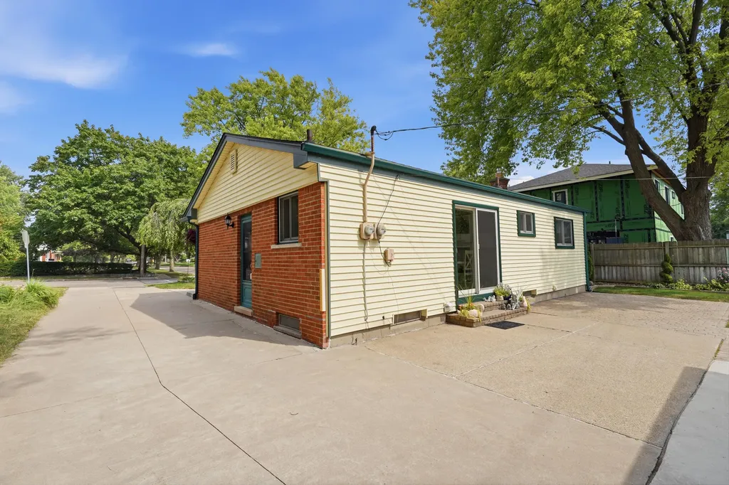 615 Elizabeth Street Rochester City MI 48307