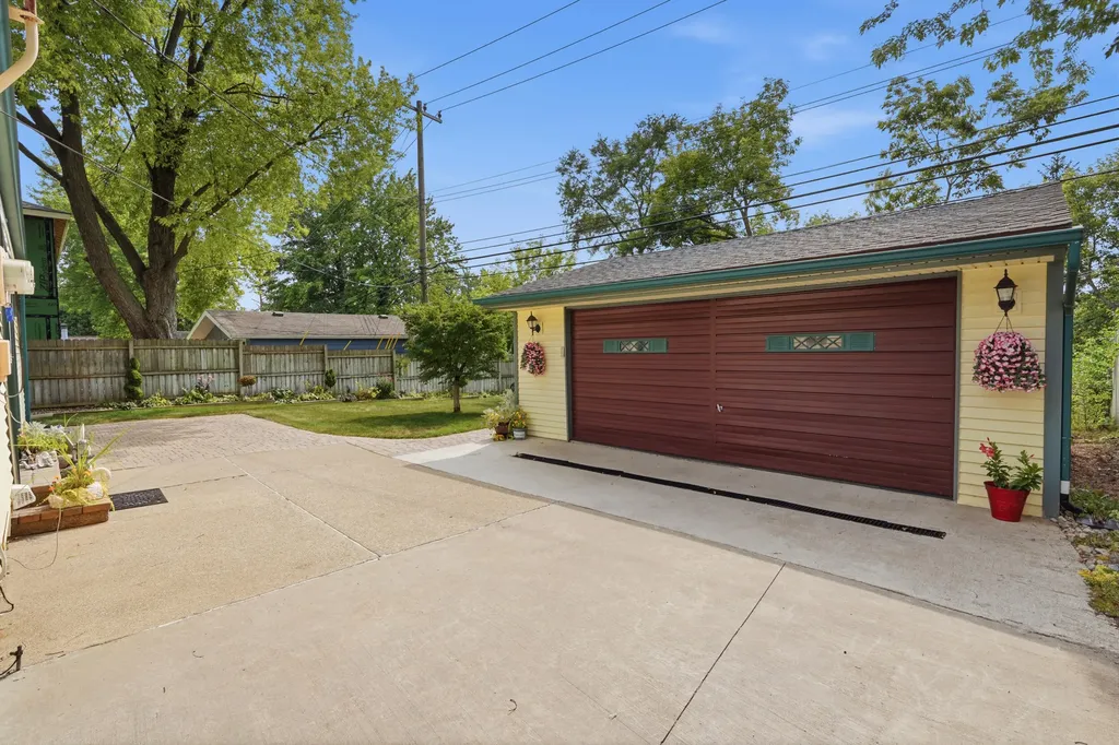 615 Elizabeth Street Rochester City MI 48307