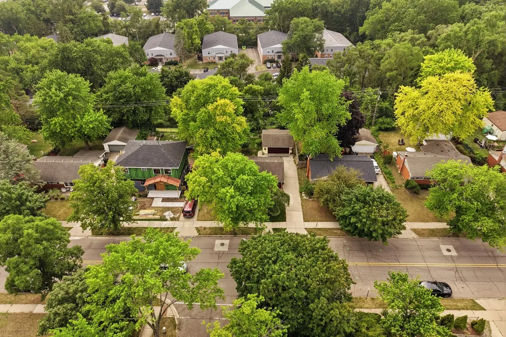 615 Elizabeth Street Rochester City MI 48307