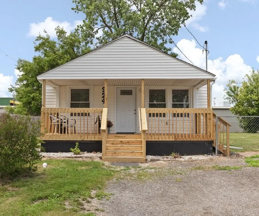 924 Oak Street Adrian City MI 49221
