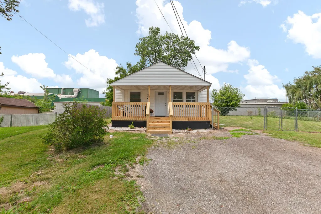 924 Oak Street Adrian City MI 49221