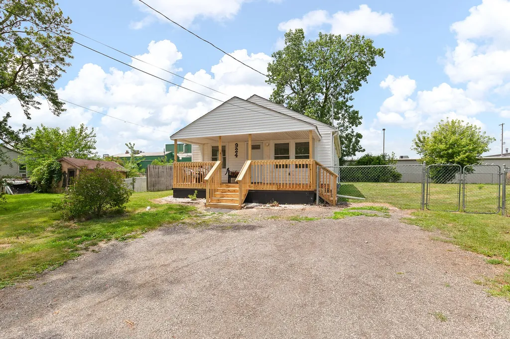 924 Oak Street Adrian City MI 49221