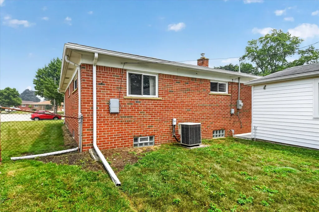 8455 Rockland Street Dearborn Heights City MI 48127