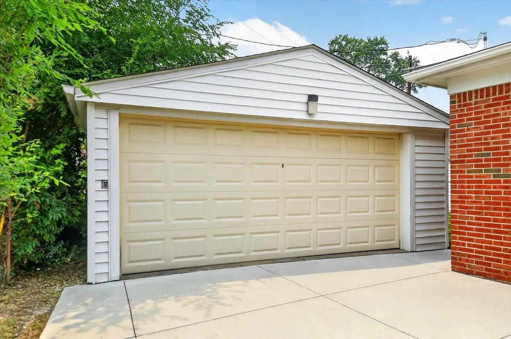 8455 Rockland Street Dearborn Heights City MI 48127