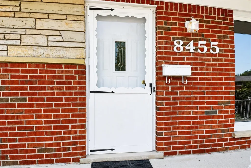 8455 Rockland Street Dearborn Heights City MI 48127
