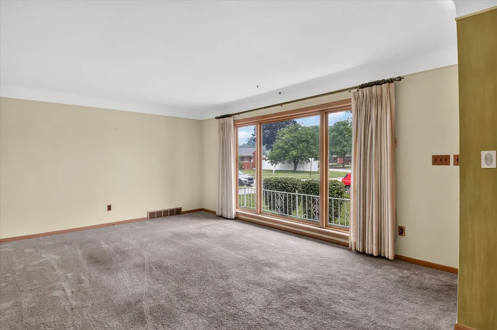 8455 Rockland Street Dearborn Heights City MI 48127