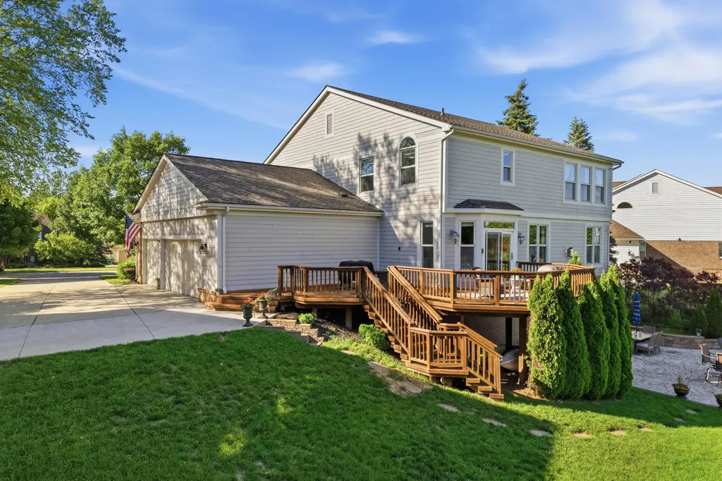 5693 Strawberry Circle Commerce Charter Township MI 48382