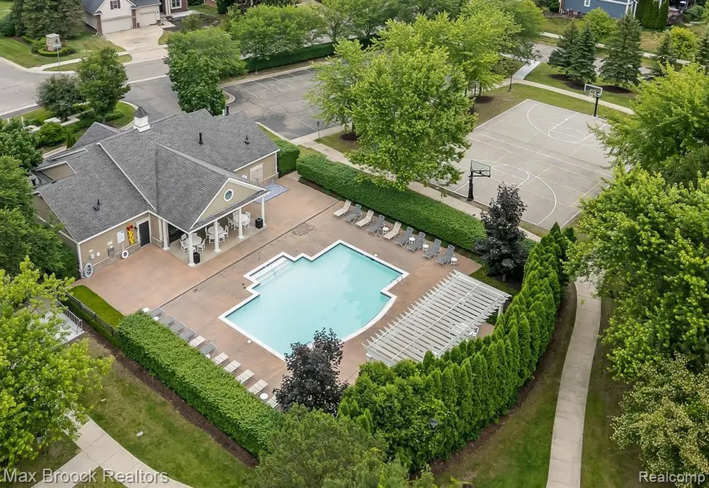 5693 Strawberry Circle Commerce Charter Township MI 48382