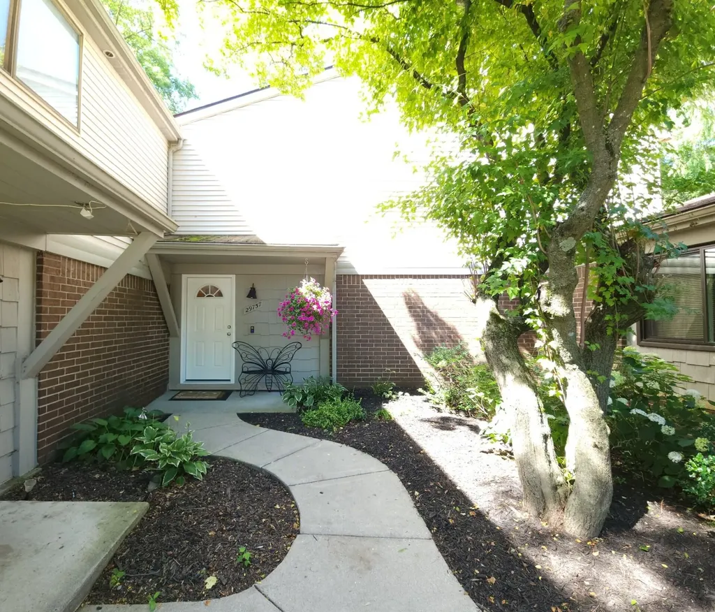 29757 Farmbrook Villa Lane Southfield City MI 48034