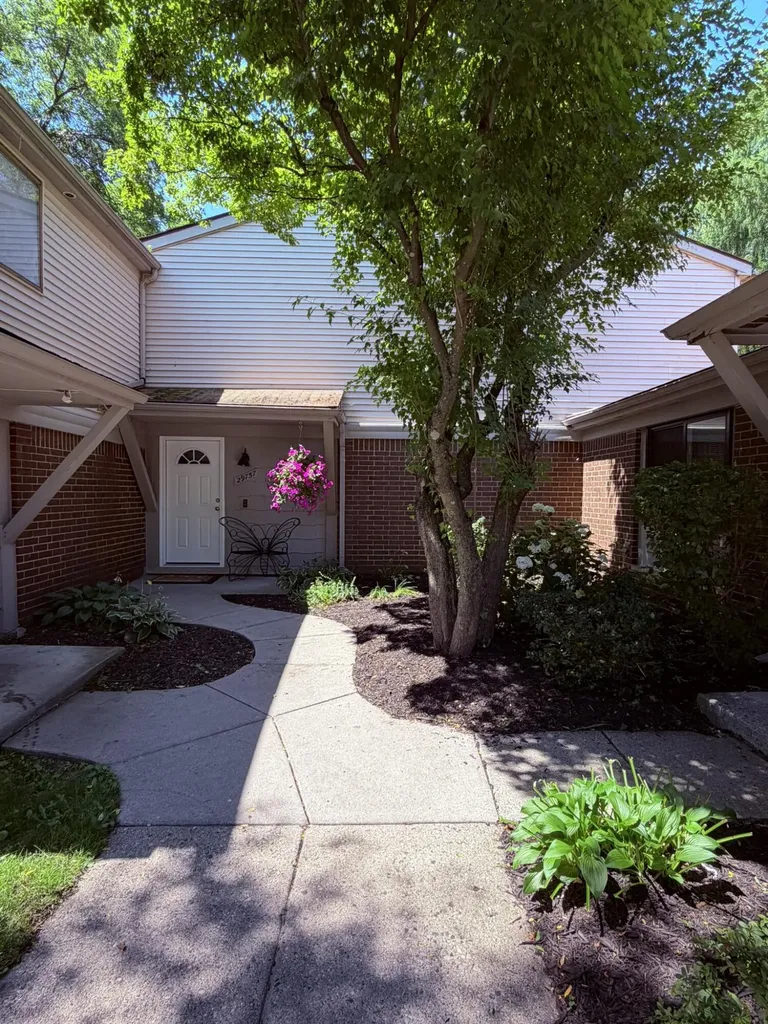 29757 Farmbrook Villa Lane Southfield City MI 48034