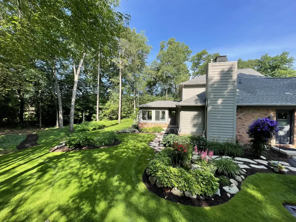 12072 Pembrooke Circle Green Oak Township MI 48178