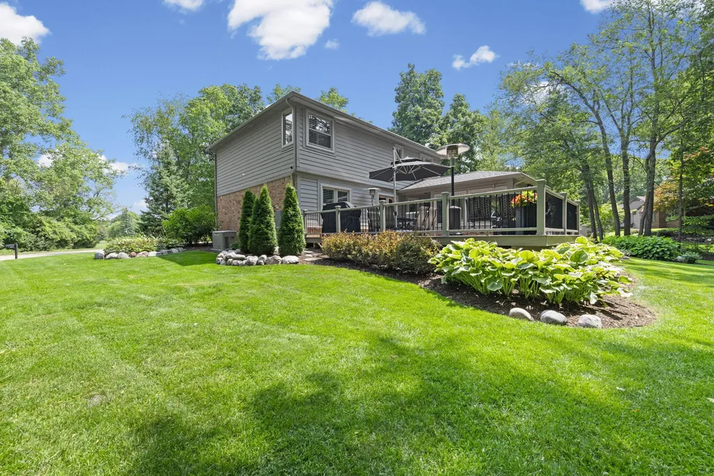 12072 Pembrooke Circle Green Oak Township MI 48178
