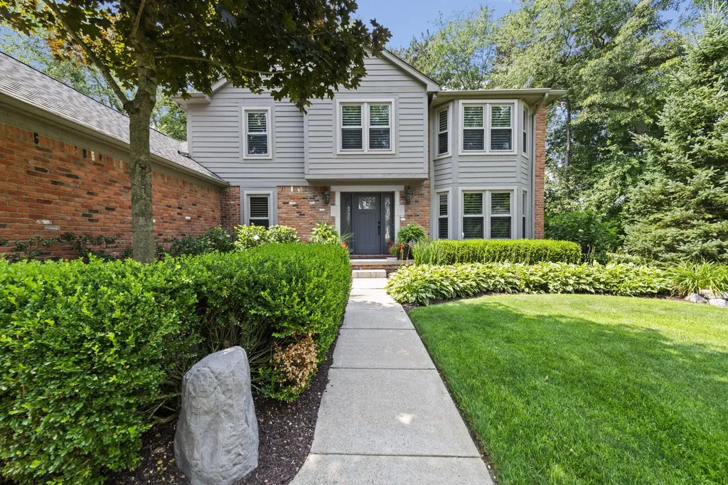 12072 Pembrooke Circle Green Oak Township MI 48178