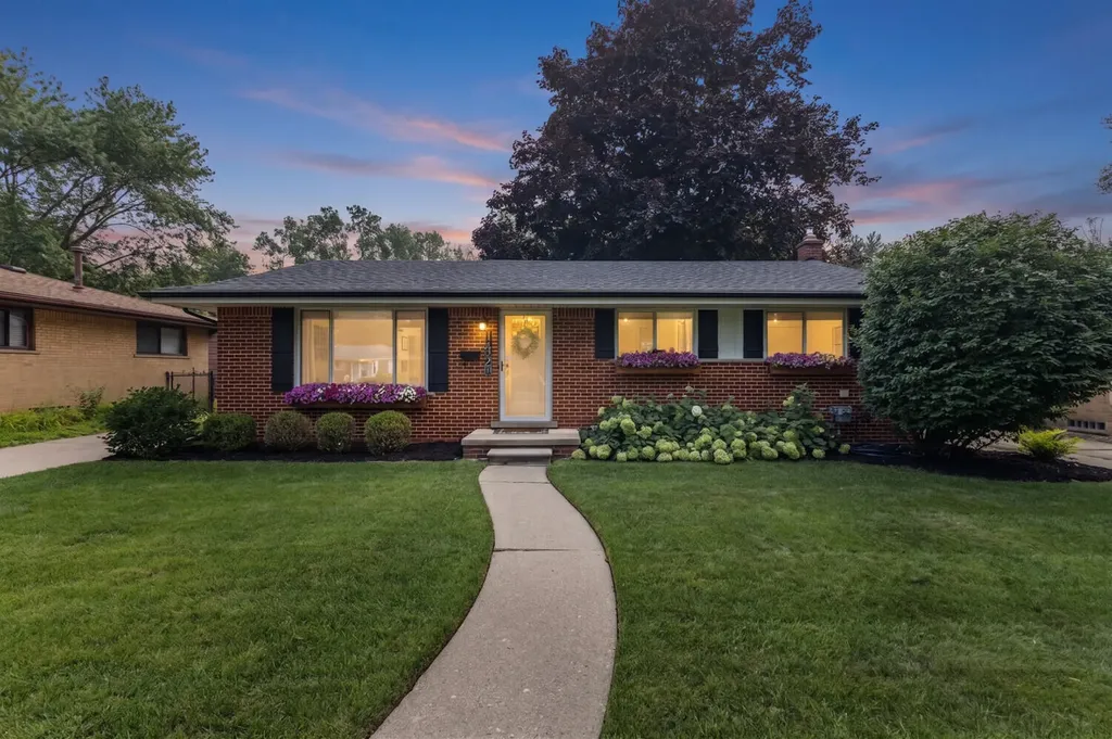 14928 Country Club Drive Livonia City MI 48154