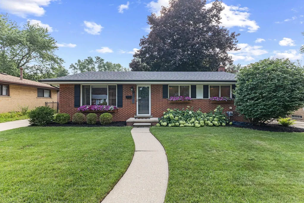 14928 Country Club Drive Livonia City MI 48154