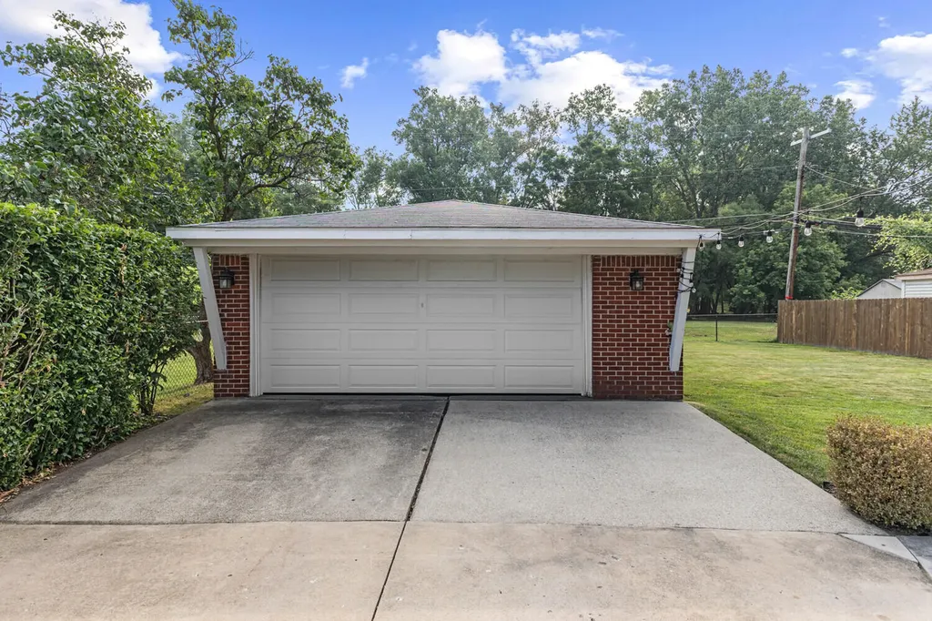 14928 Country Club Drive Livonia City MI 48154