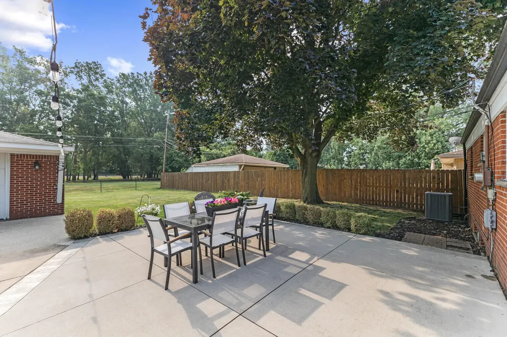 14928 Country Club Drive Livonia City MI 48154