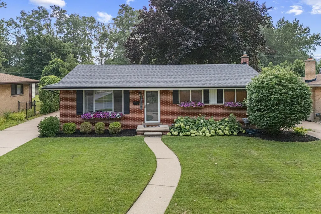 14928 Country Club Drive Livonia City MI 48154