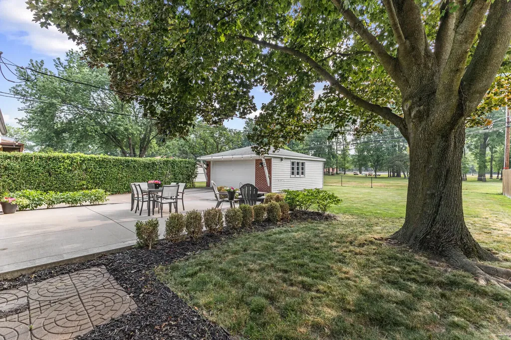 14928 Country Club Drive Livonia City MI 48154