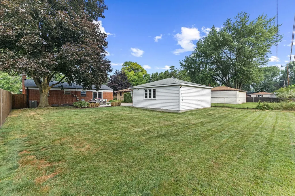 14928 Country Club Drive Livonia City MI 48154